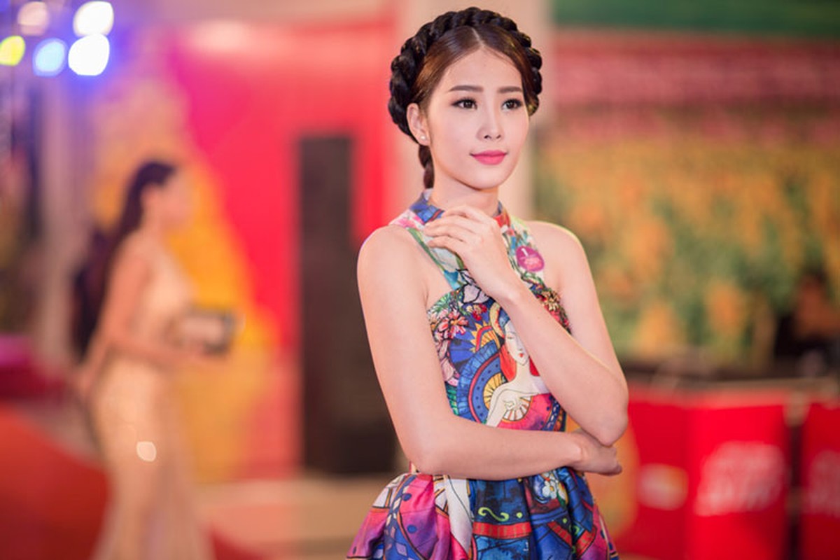 Hoa khoi Nam Em lung tran quyen ru do sac Ha Thu-Hinh-3